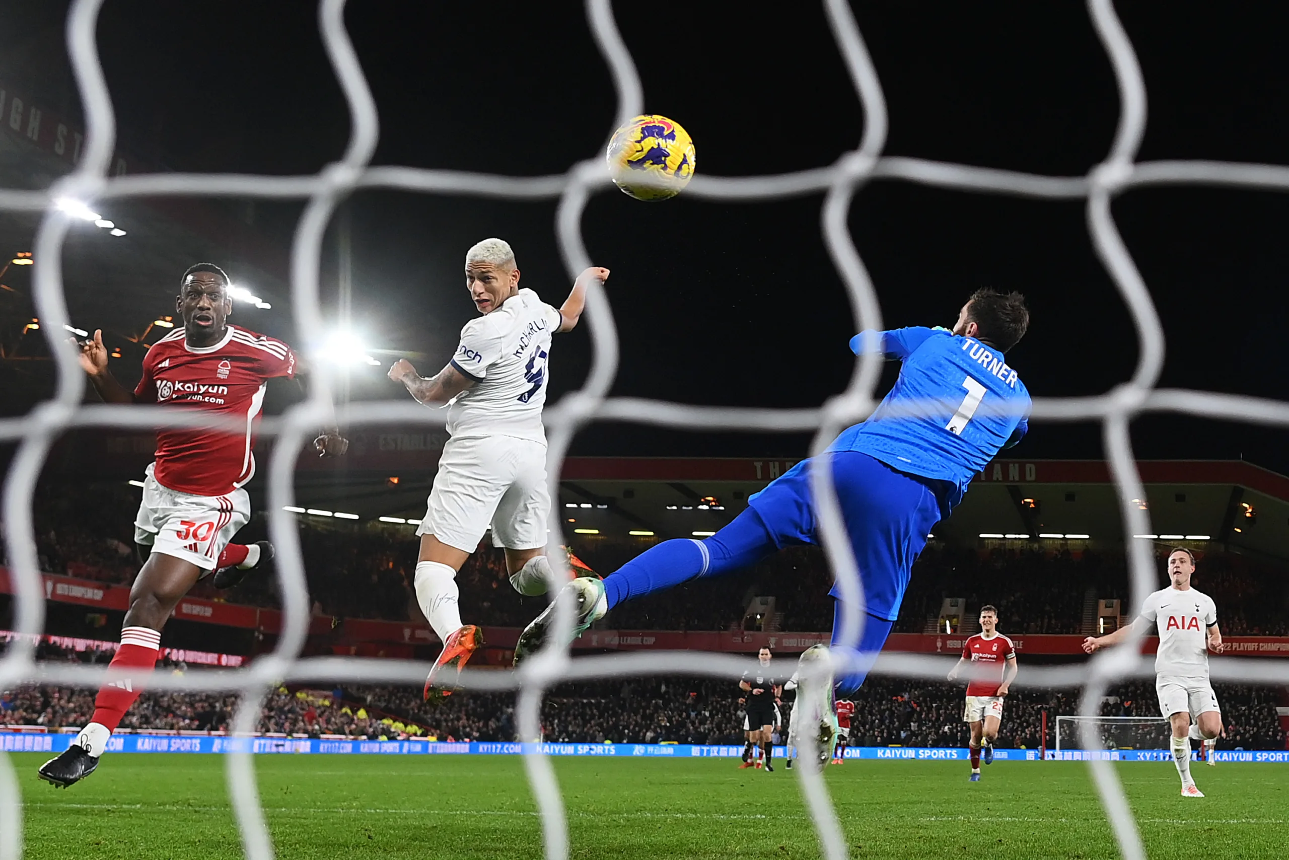 Richarlison finaliza e Tottenham conquista vantagem sobre o Nottingham Forest; veja