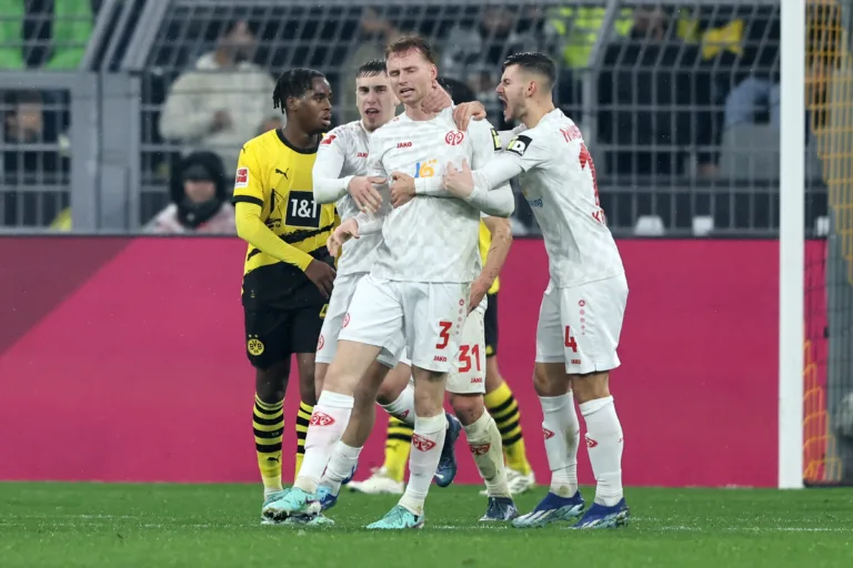 Mainz 05 busca o empate contra o Borussia Dortmund; assista