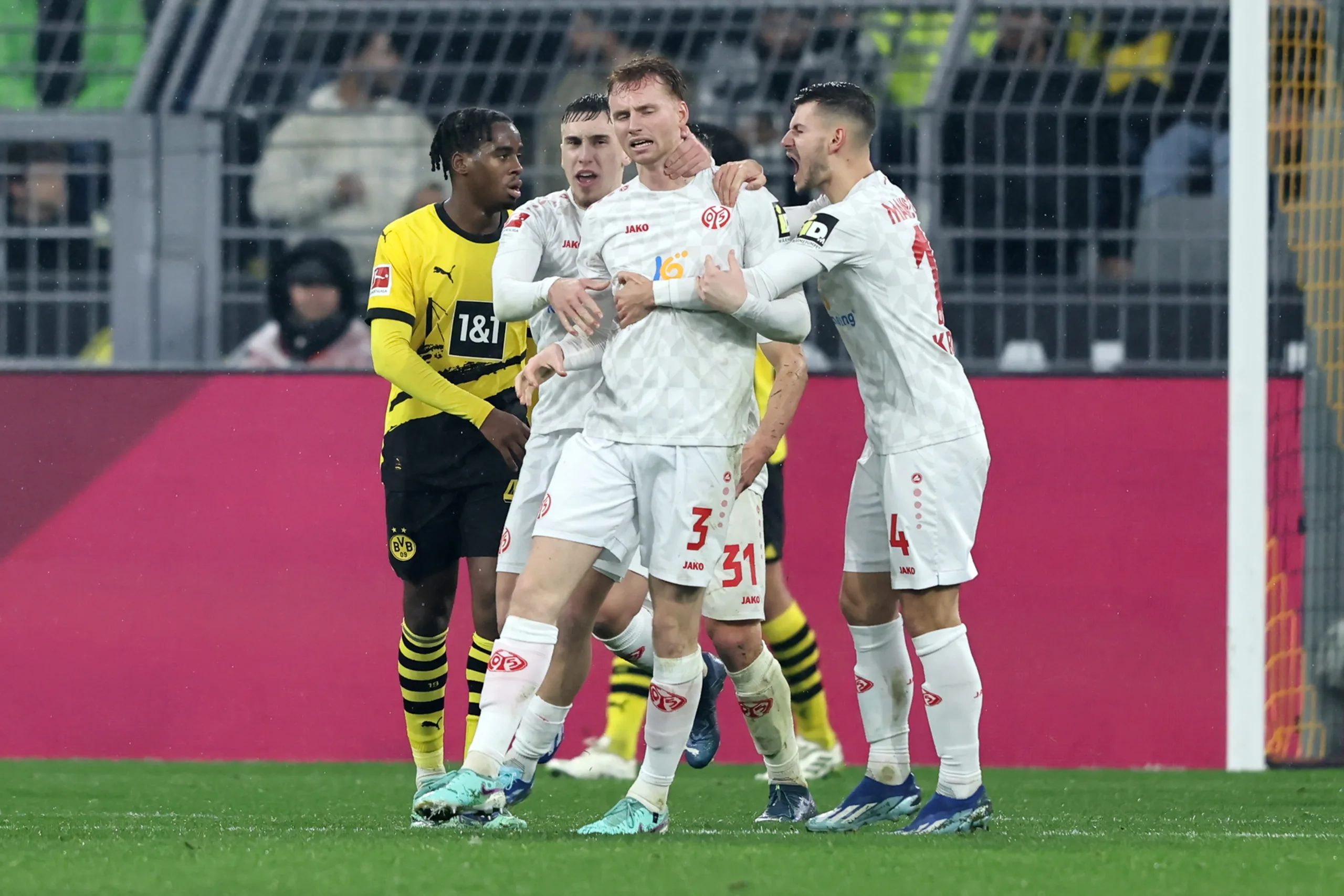 Mainz 05 busca o empate contra o Borussia Dortmund; assista