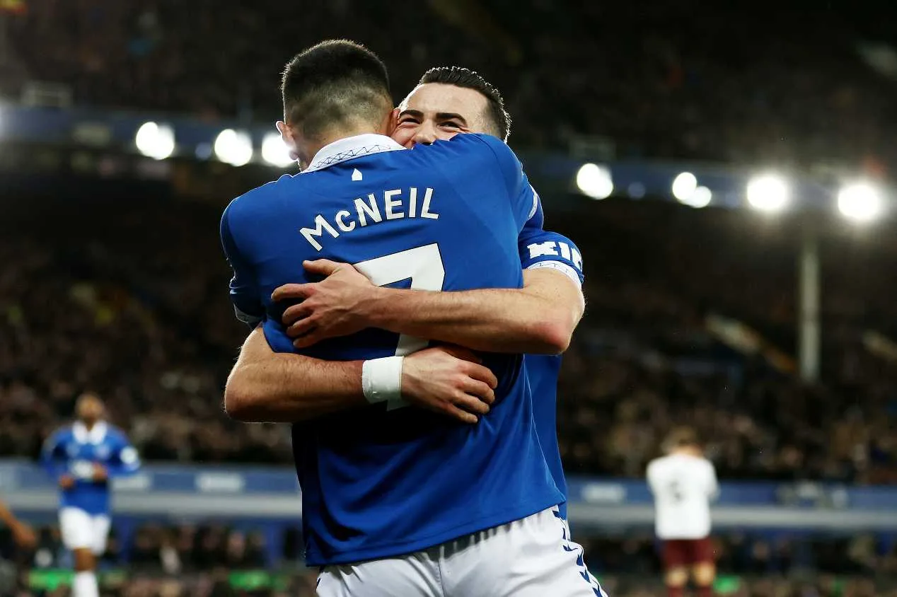 Everton surpreende e inaugura o marcador contra o Manchester City; veja