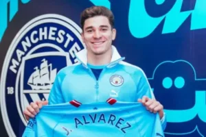 Centroavante do City, Julián Álvarez pode igualar feito de Cafu e Dida se vencer o Fluminense no Mundial