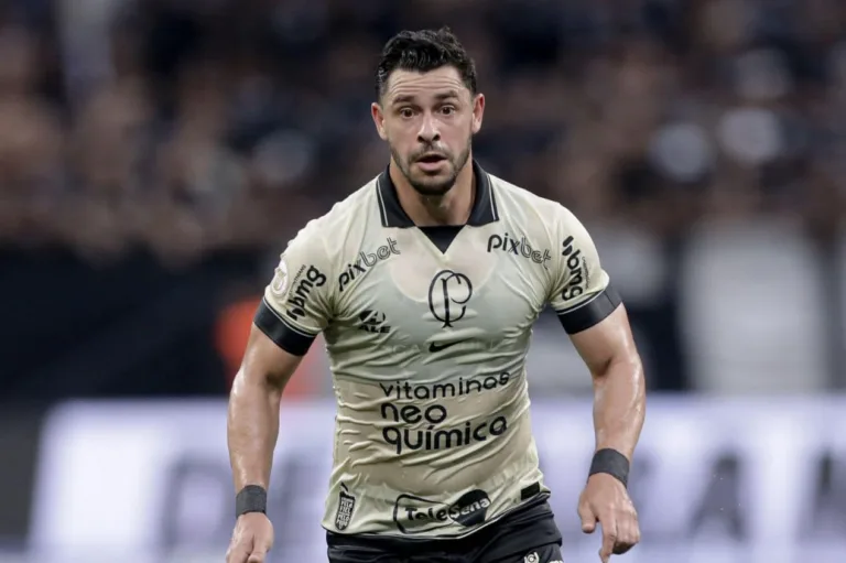 Santos anuncia contratação de Giuliano, ex-Corinthians