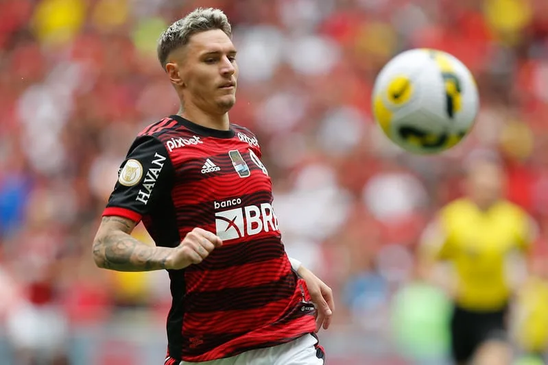 River Plate e Peñarol demonstram interesse em Varela, do Flamengo