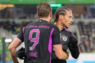 Kane e Sané abraçados