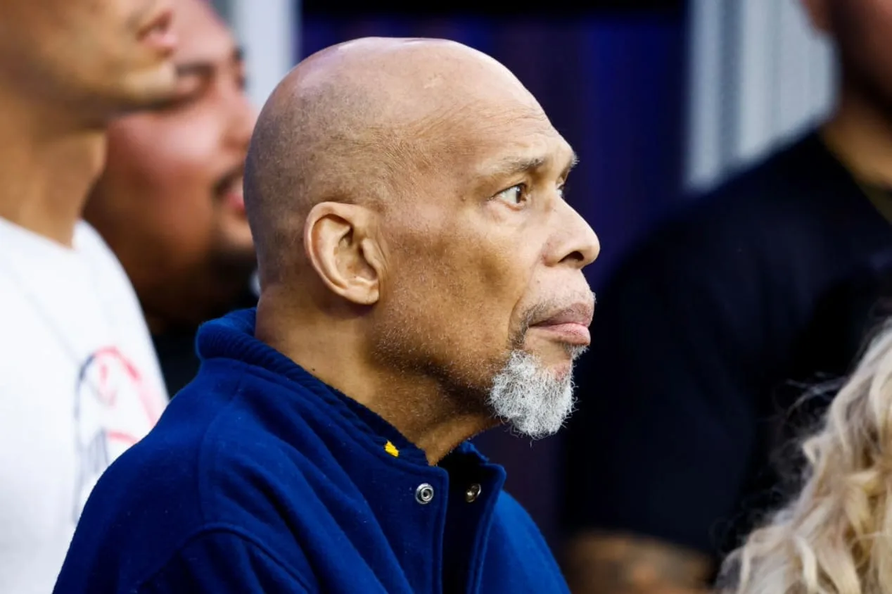 Lenda da NBA, Kareem Abdul-Jabbar é internado após sofrer queda em show