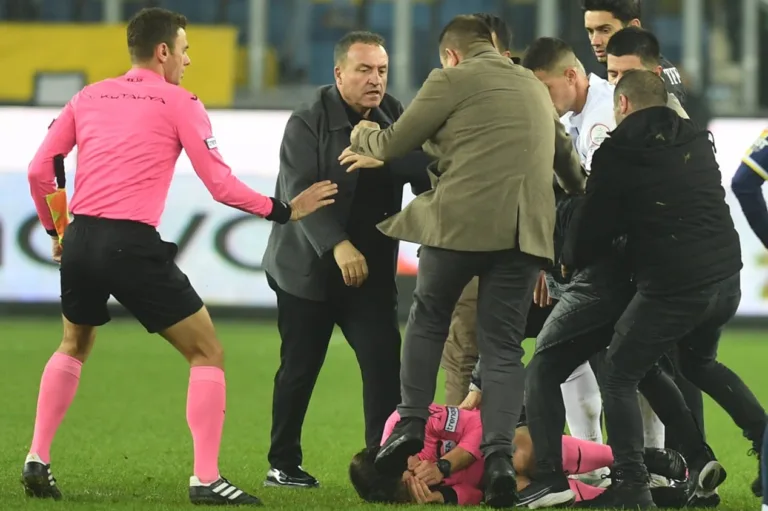 Presidente de clube turco renuncia e é preso após ataque covarde a árbitro