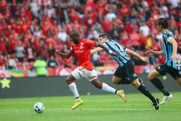 Enner Valencia contra Kannemann e Geromel no Gre-Nal de 2023