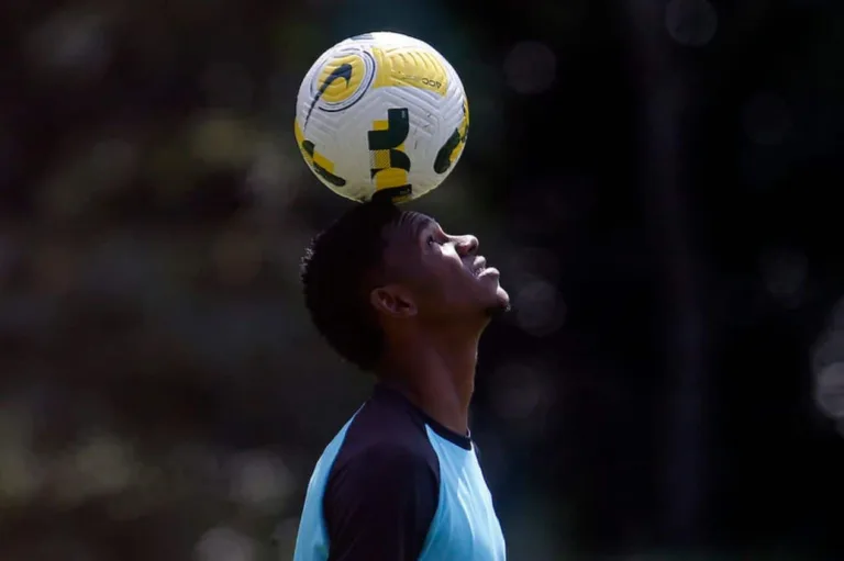 Botafogo sinaliza com possibilidade de repatriar atacante