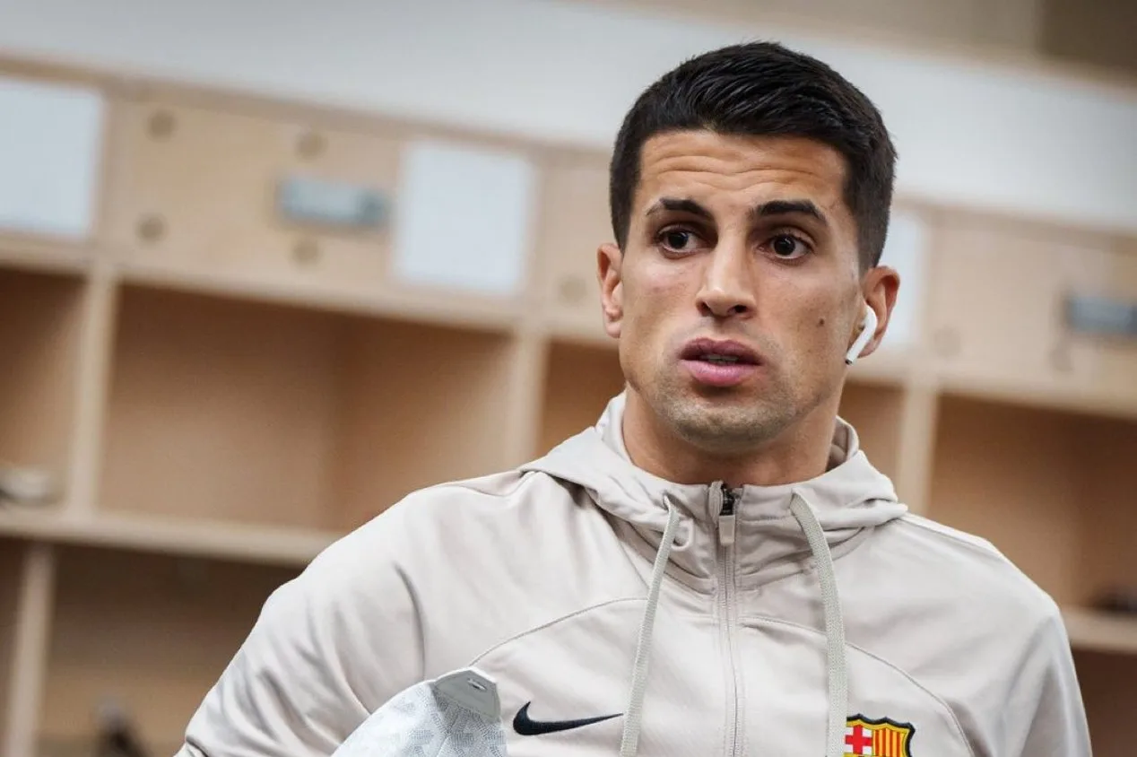 João Cancelo sofre lesão em vitória do Barcelona