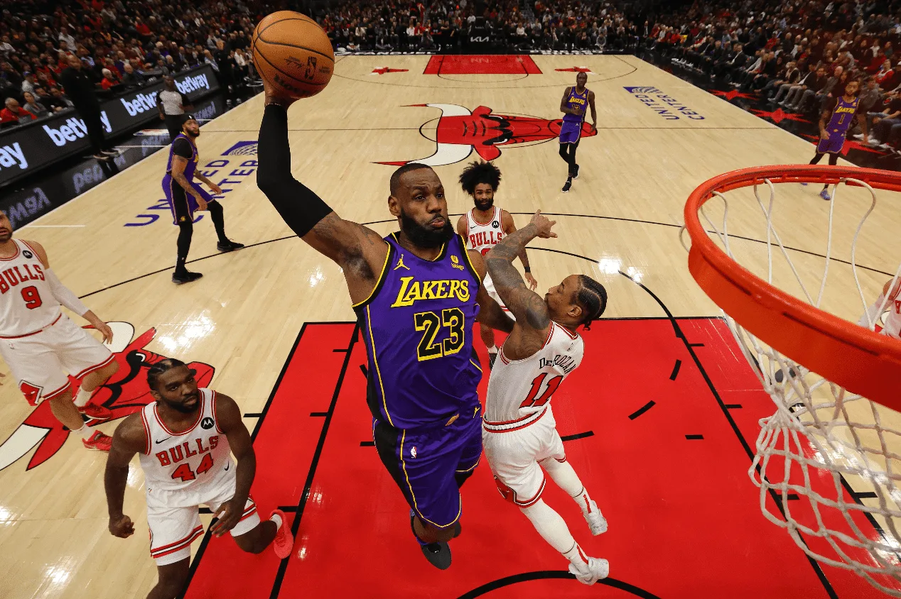 LeBron James muda de posição, destrói Thunder e faz melhor jogo do ano na NBA