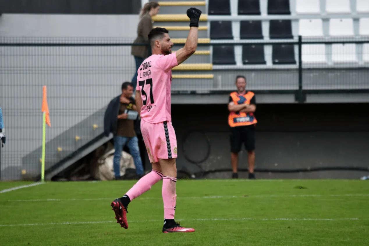 Goleiro ex-Cruzeiro se destaca em Portugal com prêmios e defesas de pênalti