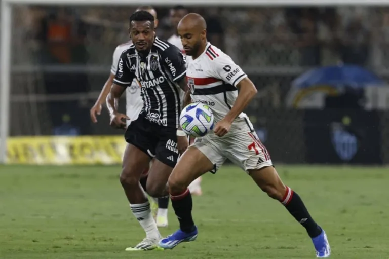 Lucas se lesiona, sai carregado e causa preocupação ao São Paulo