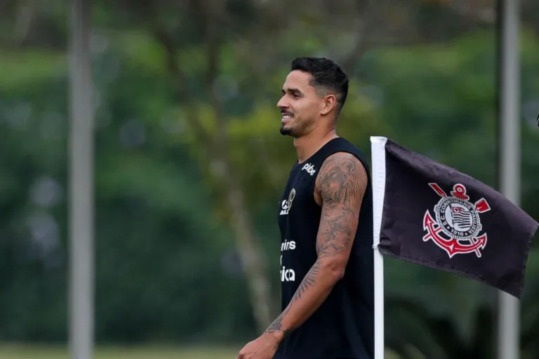 Corinthians faz investida por zagueiro, mas esbarra em fim de temporada