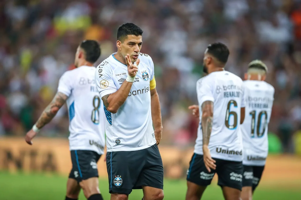 Suárez celebra passagem no Grêmio e brinca com DVD de Renato Gaúcho