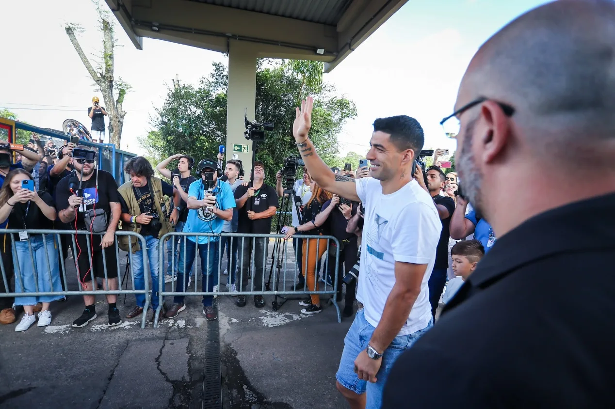 Torcedores do Grêmio se despedem oficialmente de Luis Suárez