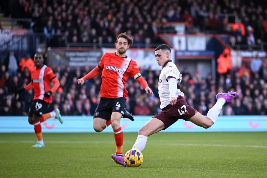 Manchester vence o Luton Town e segue em busca da liderança