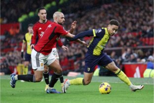 Marcus Tavernier, do Bournemouth, disputa bola com Sofyan Amrabat, do Manchester United
