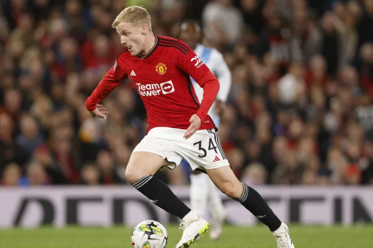 Bundesliga: Donny van de Beek assina contrato com o Eintracht Frankfurt
