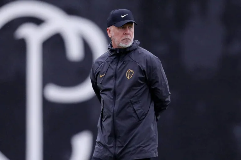 Mano Menezes pede permanência de cinco medalhões no Corinthians para 2024; veja nomes