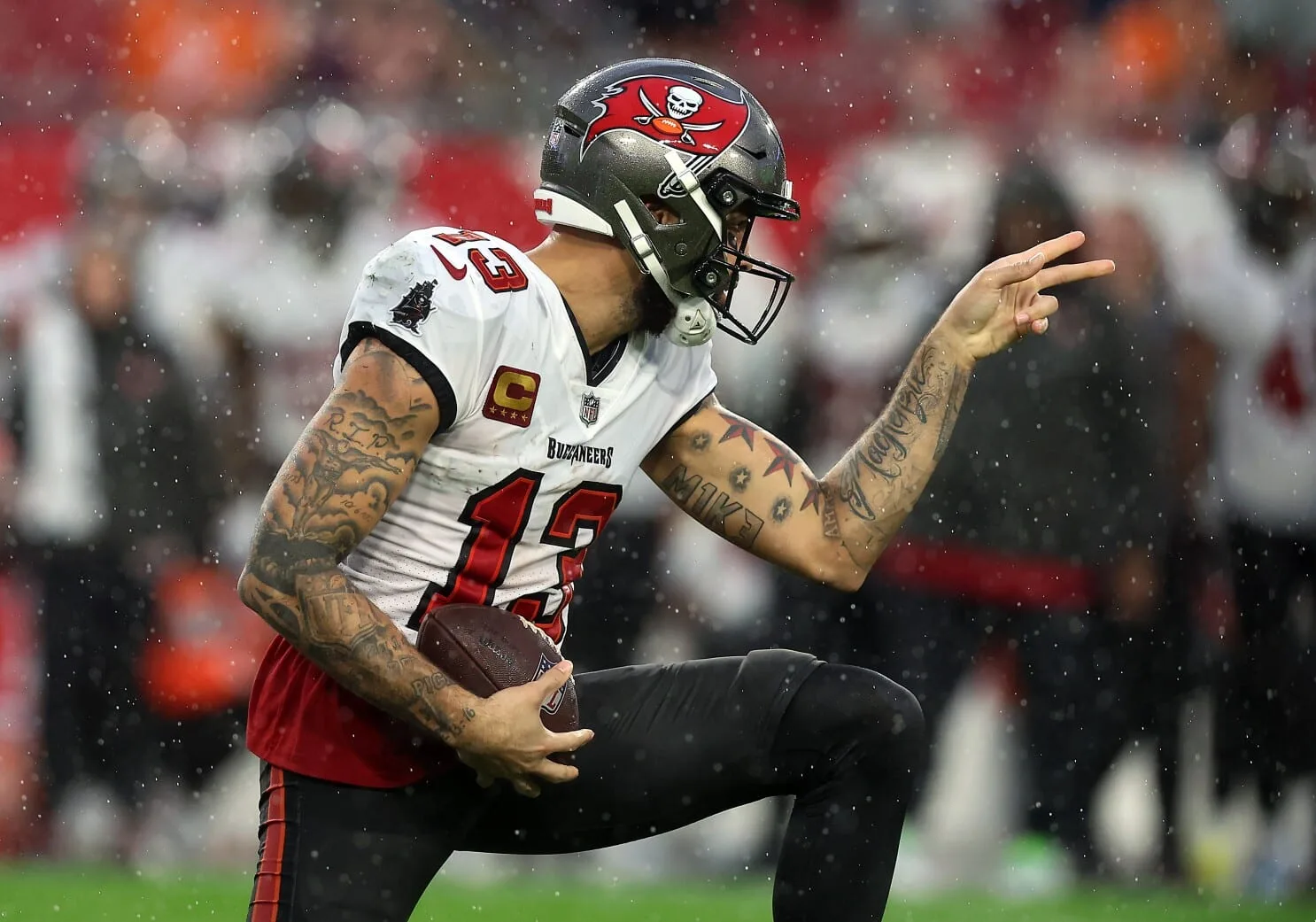 Mike Evans consegue mais uma temporada com mil jardas recebidas e outras marcas da semana 13 da NFL