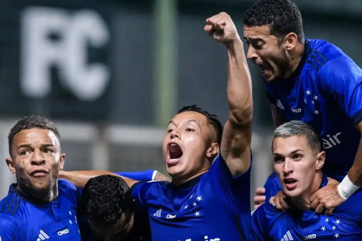 Corinthians mira contratação de lateral do Cruzeiro, mas rival do Brasileirão entra na briga pelo jogador