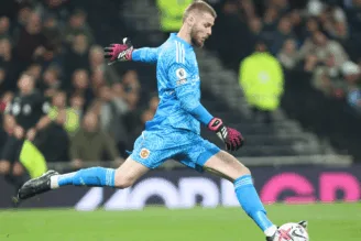 Foto de David De Gea em campo pelo Manchester United para representar o goleiro espanhol que marcou era nos Red Devils e pode retornar à Premier League por conta de possível transferência para o Newcastle no mercado da bola