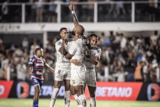 Foto de Messias comemorando gol de empate em Santos x Fortaleza no Brasileirão para representar o zagueiro que empatou o jogo para o Peixe contra o Leão do Pici no Campeonato Brasileiro