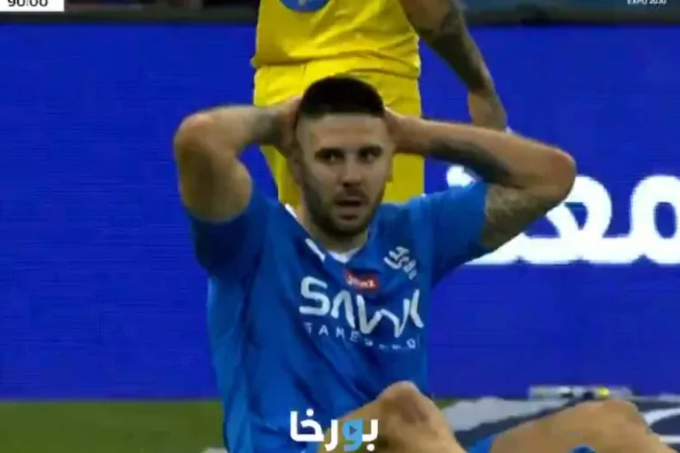 Mitrovic quase marca um golaço no clássico entre Al-Hilal e Al-Nassr