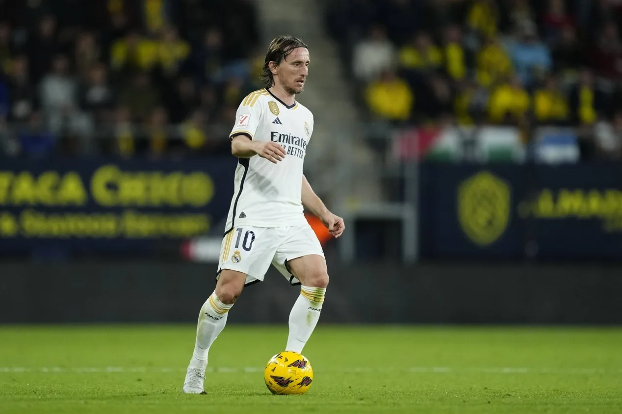 Jornal espanhol destaca Mbappé, Modric e mais jogadores em fim de contrato