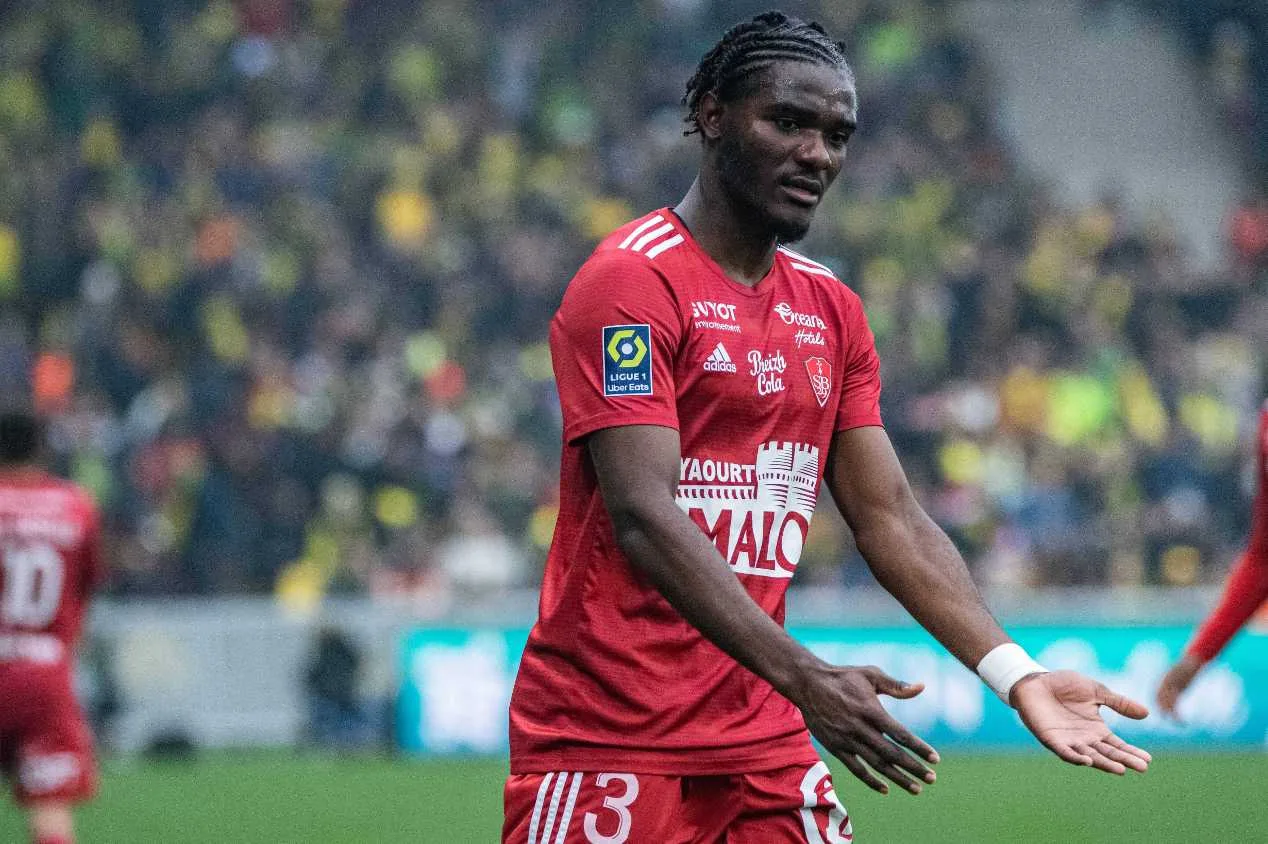 Monaco e Porto disputam zagueiro Lilian Brassier que atua no Brest da França; saiba mais