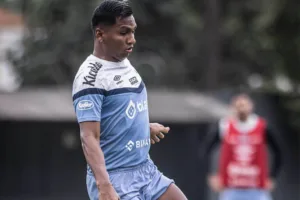 Santos pede e atacante Alfredo Morelos aceita redução salarial