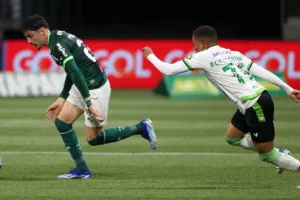 Titular do Palmeiras, Piquerez lidera em participações em gols entre os laterais do Brasileirão