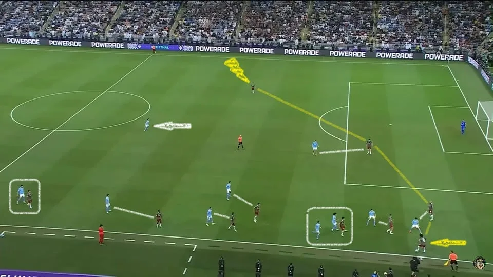 Marcelo recebe a bola no lado esquerdo e vê todos seus companheiros de equipe marcados. A virada de jogo era a única saída do camisa 12. Foto: Reprodução / YouTube / CazéTV