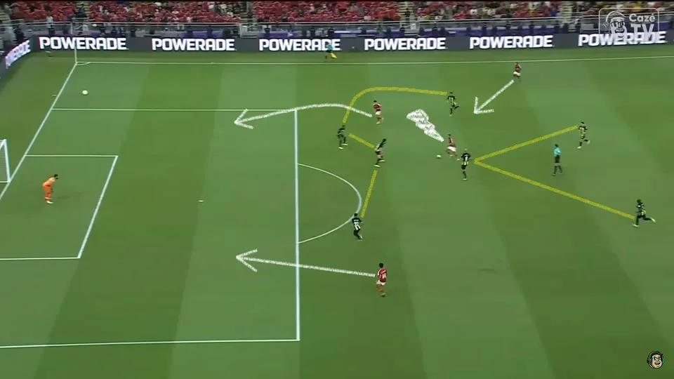 Kahraba recebe na intermediária e faz o lançamento para El Sahat dentro da área. O Al-Ahly explorou bem os problemas defensivos do Al-Ittihad. Foto: Reprodução / YouTube / CazeTV
