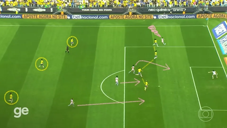 Miyazawa aparece às costas de Bruninha e inicia a jogada do gol de Fujino. Os problemas de recomposição do meio-campo brasileiro apareceram. Foto: Reprodução / TV Globo / GE