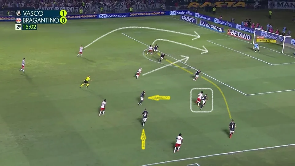 Lucas Evangelista se livra da marcação e ataca o espaço entre Gary Medel e Lucas Piton. O Vasco sofreu com o desgaste físico do elenco nessa reta final. Foto: Reprodução / TV Globo