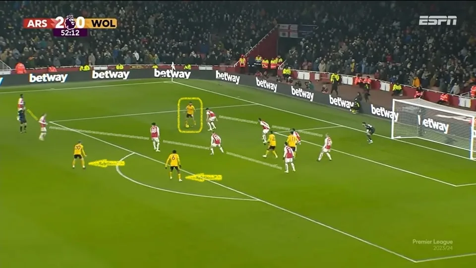 Matheus Cunha foi um dos destaques da partida ao chamar a responsabilidade e buscar os espaços no 4-1-4-1 do Arsenal. Acabou premiado como gol. Foto: Reprodução / ESPN Brasil