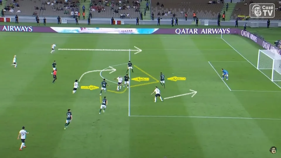 José Kanté recebe na entrada da área e Schalk se posiciona às costas dos zagueiros Frías e Barreiro para marcar o gol da vitória do Urawa Reds. Foto: Reprodução / YouTube / CazéTV