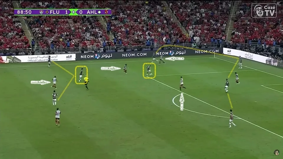 André se livra da pressão com um toque de calcanhar e Martinelli gira em cima da marcação. Os dois volantes foram importantíssimos contra o Al-Ahly. Foto: Reprodução / YouTube / CazéTV