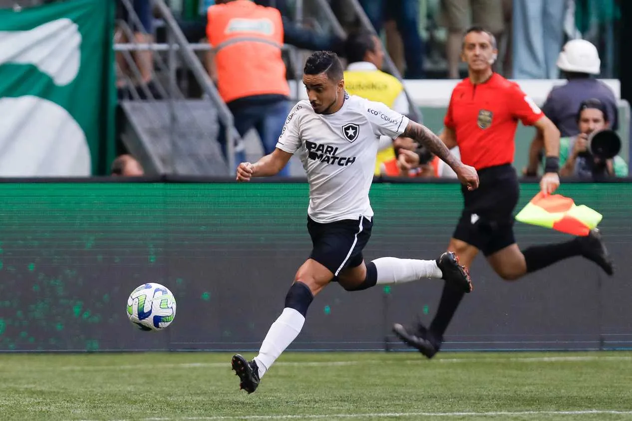 Jogador do Botafogo tem rede social suspensa após cutucar o Flamengo; entenda