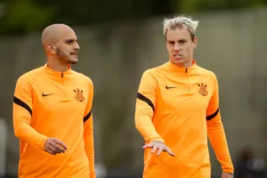 Fábio Santos faz revelação envolvendo Róger Guedes antes do Corinthians