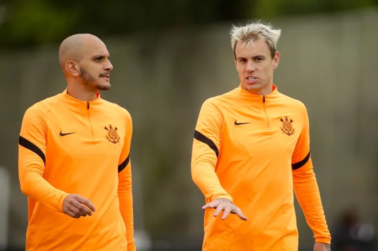 Fábio Santos faz revelação envolvendo Róger Guedes antes do Corinthians