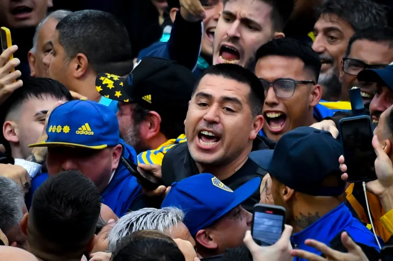 Torcedores do Boca Juniors ovacionam Riquelme como novo presidente do clube