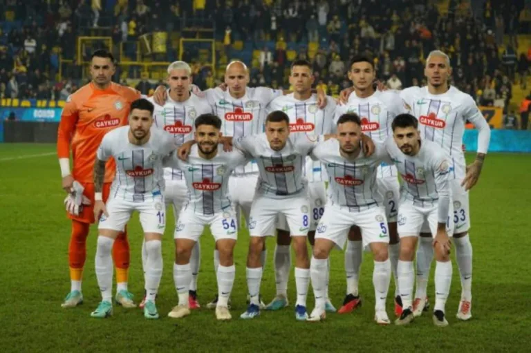 Presidente de clube turco invade campo e agride árbitro com ajuda dos jogadores; assista