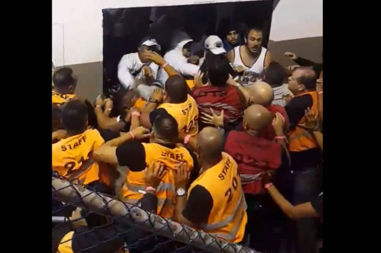 Membros de organizada tentam invadir ginásio durante eleição do Santos; assista