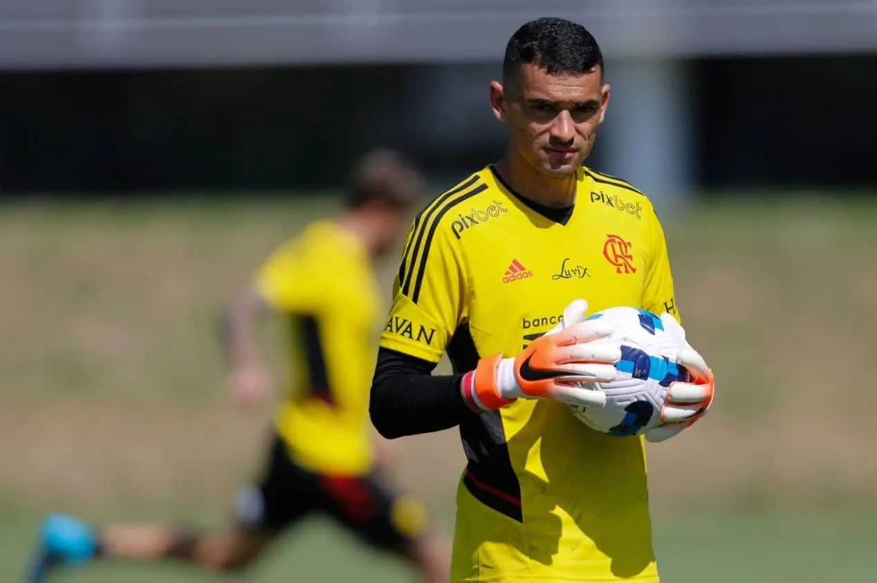 Botafogo mira contratação de goleiro do Flamengo