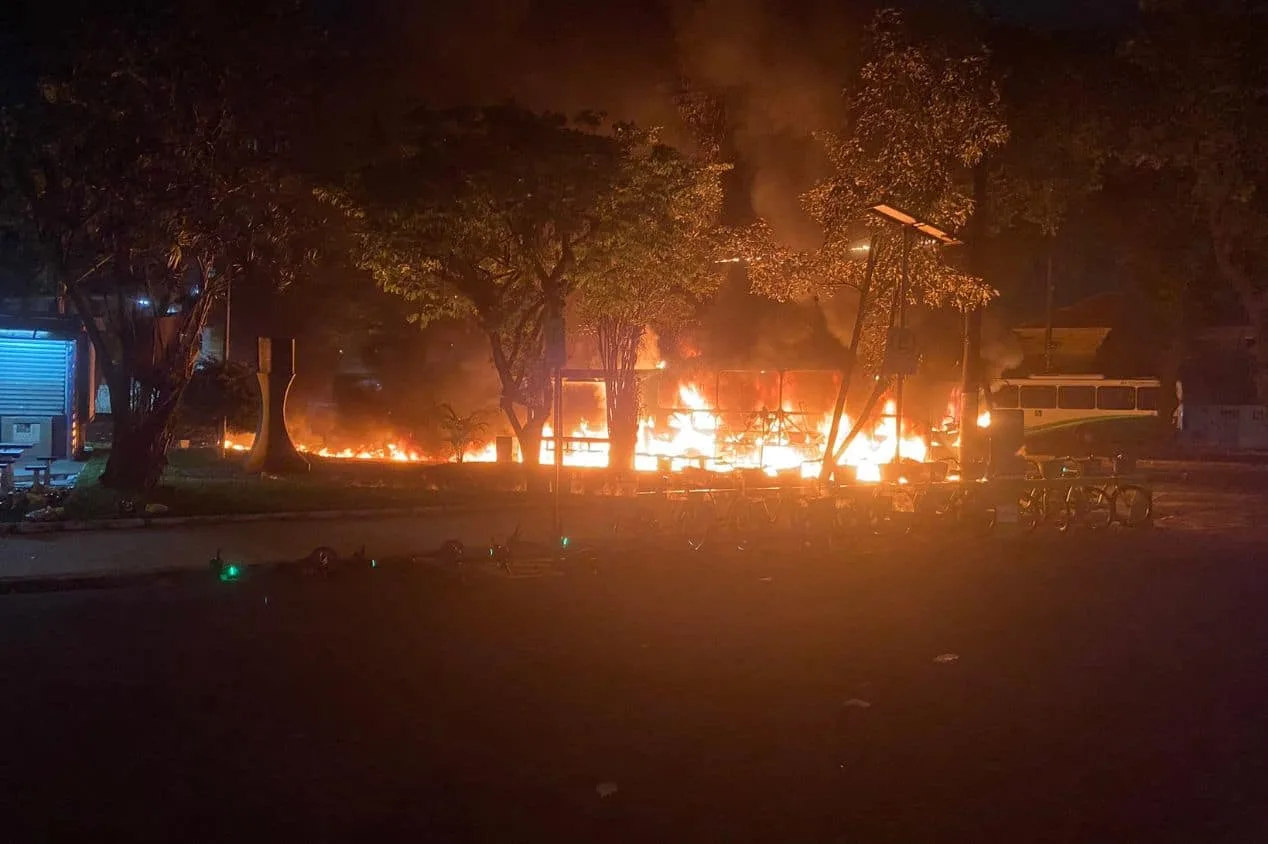 Torcedores do Santos vandalizam Vila Belmiro e queimam ônibus após rebaixamento