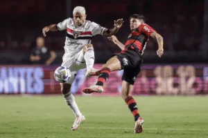 Flamengo é derrotado pelo São Paulo, mas garante G-4 no Brasileirão