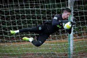 Alvo do Santos, Internacional também tem interesse no goleiro Tadeu