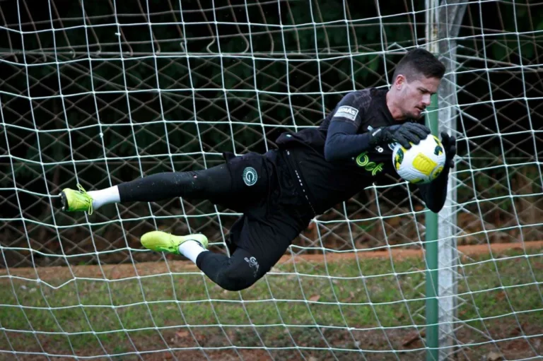 Alvo do Santos, Internacional também tem interesse no goleiro Tadeu